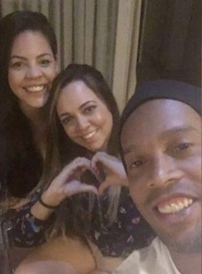 Ronaldinho iki sevgilisiyle birlikte yaşıyor 