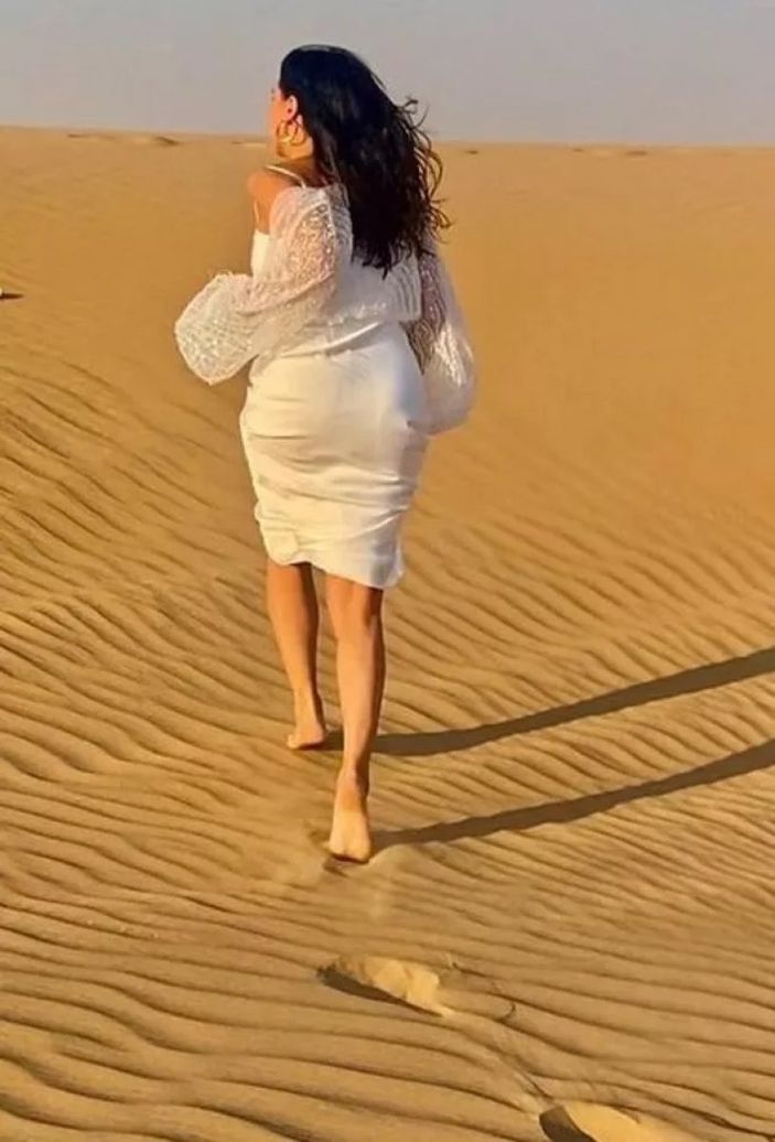 Şevval Sam göğüs dekolteli pozunu paylaştı, gören küçük dilini yuttut ! 