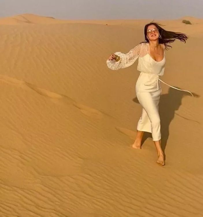 Şevval Sam göğüs dekolteli pozunu paylaştı, gören küçük dilini yuttut ! 