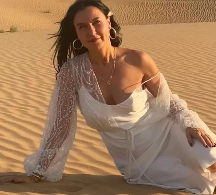 Şevval Sam göğüs dekolteli pozunu paylaştı, gören küçük dilini yuttut ! 