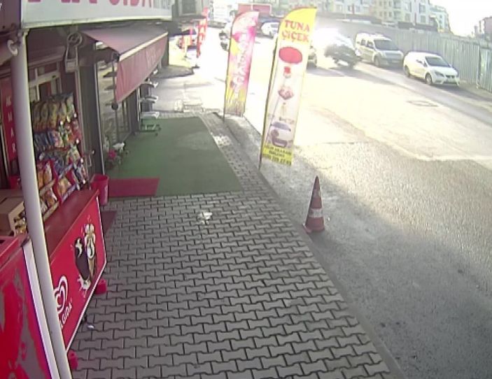 i Ümraniye’de sollamaya çalıştığı araçla çarpışan cip takla attı