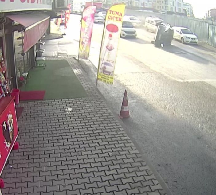 i Ümraniye’de sollamaya çalıştığı araçla çarpışan cip takla attı