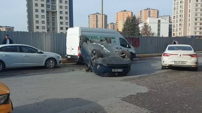 i Ümraniye’de sollamaya çalıştığı araçla çarpışan cip takla attı