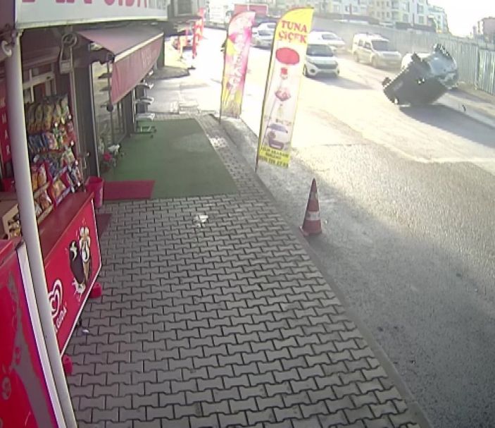 i Ümraniye’de sollamaya çalıştığı araçla çarpışan cip takla attı