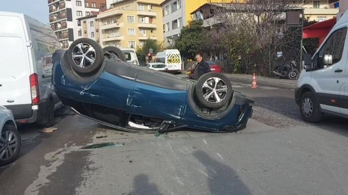 i Ümraniye’de sollamaya çalıştığı araçla çarpışan cip takla attı