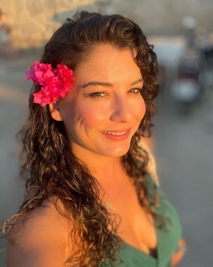 Bacaklarını açarak poz verdi! Yalı Çapkını'nın hizmetçi Sultan'ı 'sen neymişsin' dedirtti...