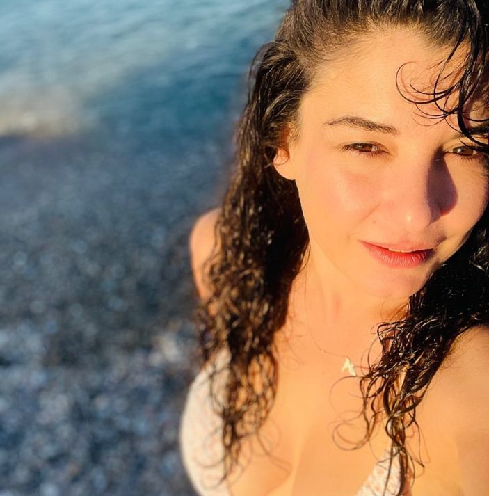 Bacaklarını açarak poz verdi! Yalı Çapkını'nın hizmetçi Sultan'ı 'sen neymişsin' dedirtti...