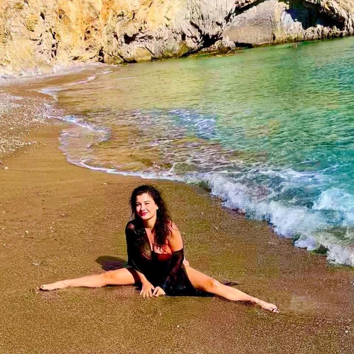 Bacaklarını açarak poz verdi! Yalı Çapkını'nın hizmetçi Sultan'ı 'sen neymişsin' dedirtti...