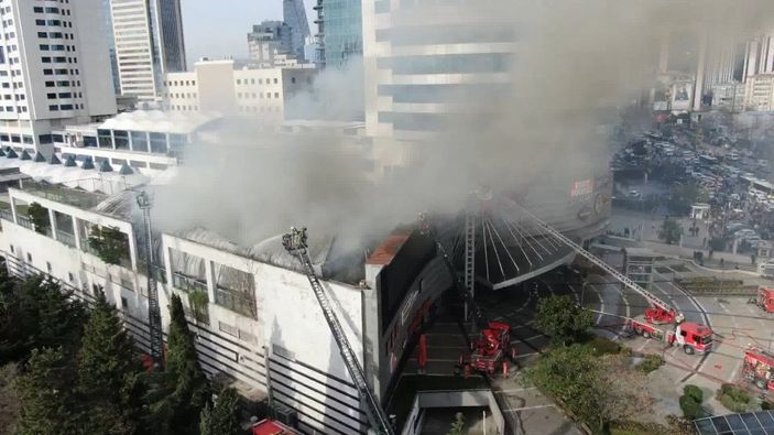 Levent'teki AVM'nin çatısında yangın çıktı