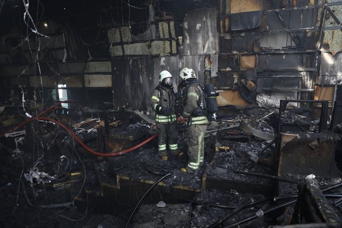 Levent'teki AVM'nin çatısında yangın çıktı