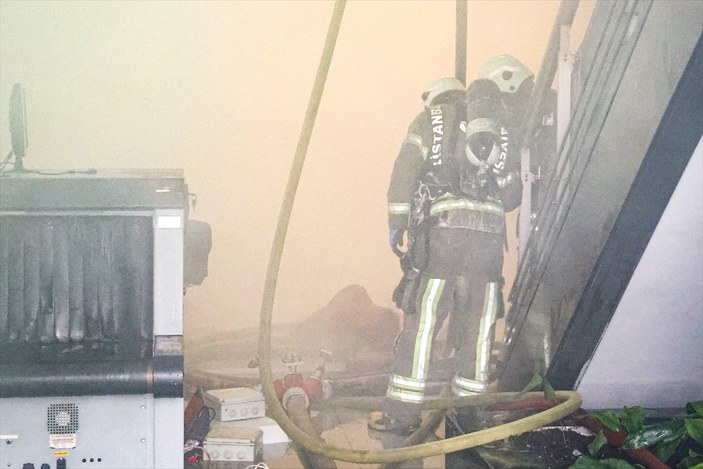 Levent'teki AVM'nin çatısında yangın çıktı