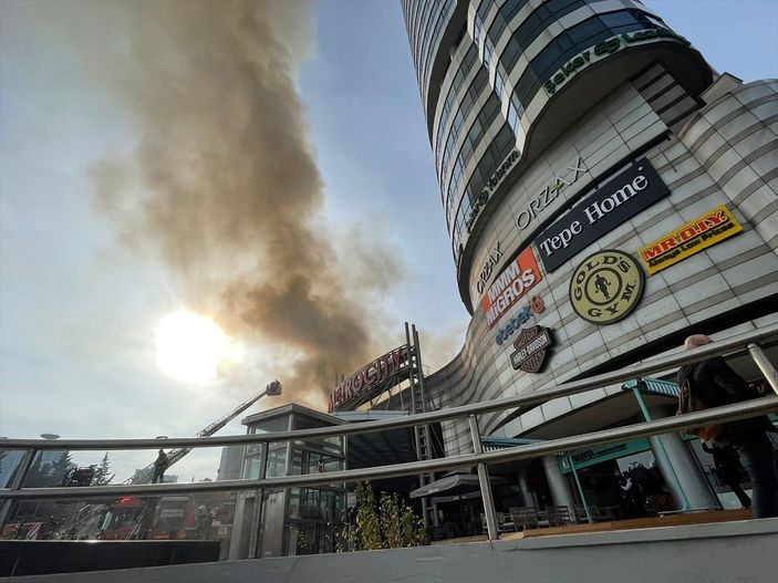Levent'teki AVM'nin çatısında yangın çıktı