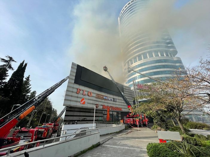 Levent'teki AVM'nin çatısında yangın çıktı