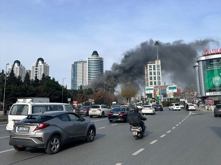 Levent'teki AVM'nin çatısında yangın çıktı