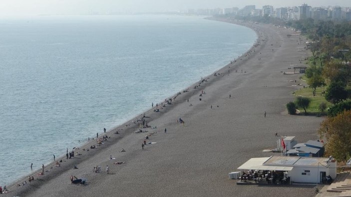 Antalya'da aralıkta da plajlar doldu