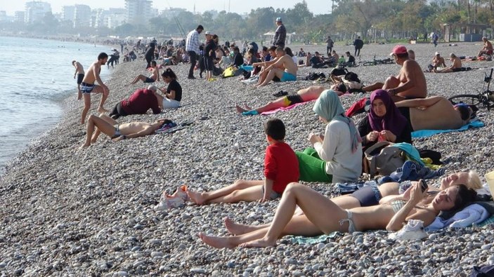 Antalya'da aralıkta da plajlar doldu