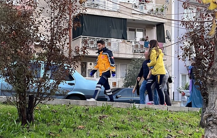 İzmir'de öfkeli eş karısını bıçakla rehin aldı