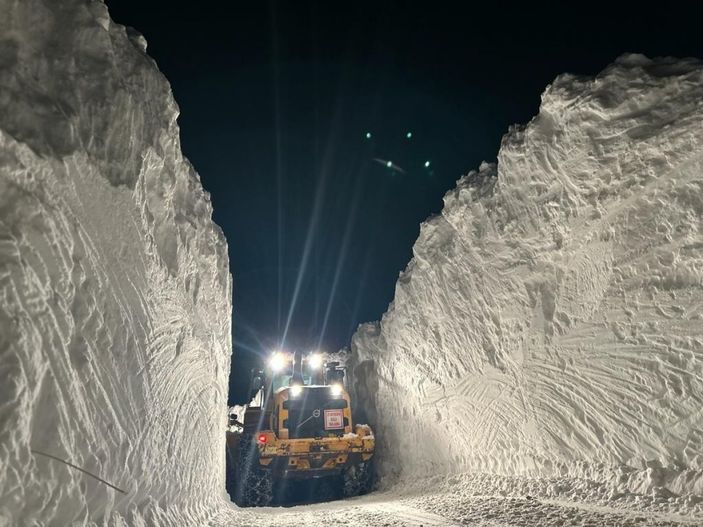 Hakkari'de kar kalınlığı 6 metreye ulaştı