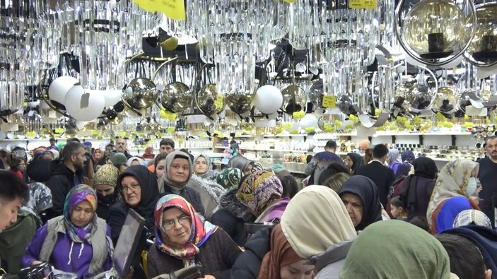 Kocaeli'de mağaza açılışında izdiham oluştu, eşyalar kırıldı