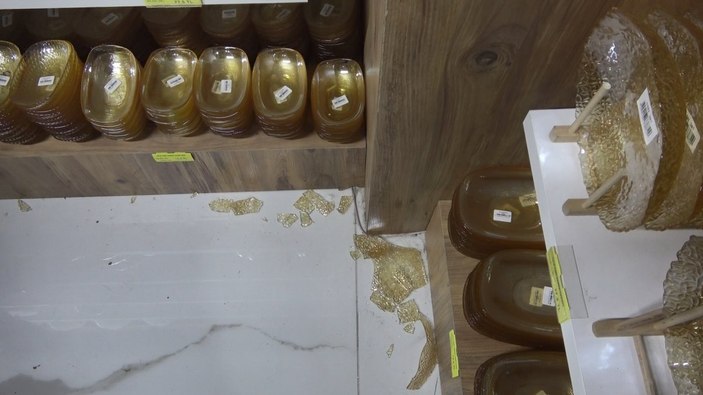 Kocaeli'de mağaza açılışında izdiham oluştu, eşyalar kırıldı