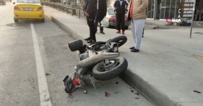 Sultangazi'de yolcu almak için manevra yapınca motosiklet çarptı