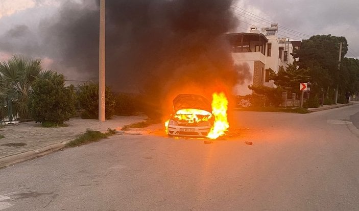 Muğla'da seyir halindeyken alev alan araç, kullanılamaz hale geldi