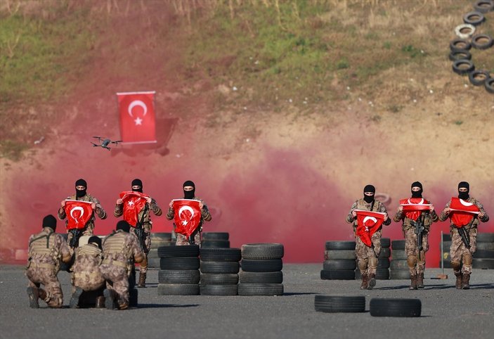 İstanbul'da özel harekat polisleri yıl sonu tatbikatı ile güven verdi