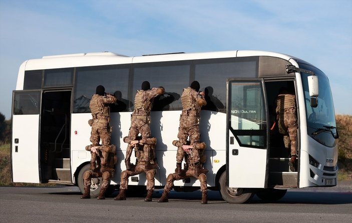 İstanbul'da özel harekat polisleri yıl sonu tatbikatı ile güven verdi