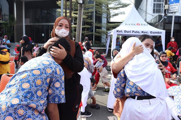 Endonezya'da çocuklar, annelerinin ayaklarını yıkadı