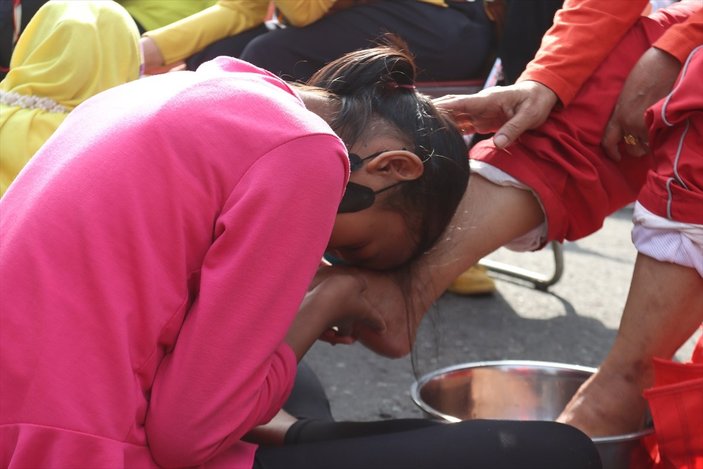 Endonezya'da çocuklar, annelerinin ayaklarını yıkadı
