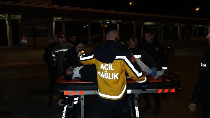 Bursa’da, hafif ticari araç bariyerlere çarpıp takla attı