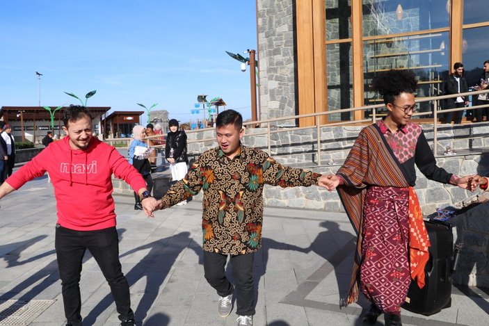 Rize'de yabancı öğrenciler, horon oynayarak eğlendi