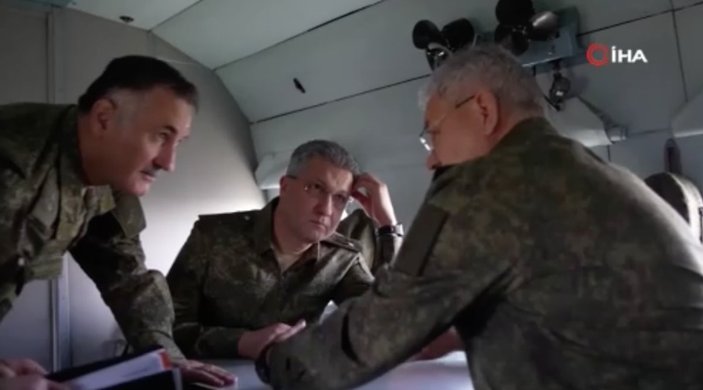 Sergey Şoygu Ukrayna'daki Rus cephelerini havadan inceledi