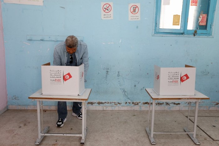 Tunus'ta seçimlere düşük katılım sonrası gözler Cumhurbaşkanı Said'e çevrildi