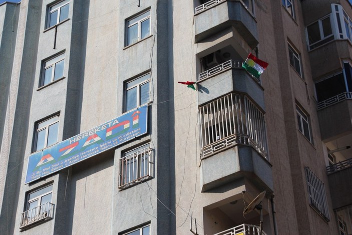 Diyarbakır’da parti balkonlarına asılan IKBY bayrakları toplandı 