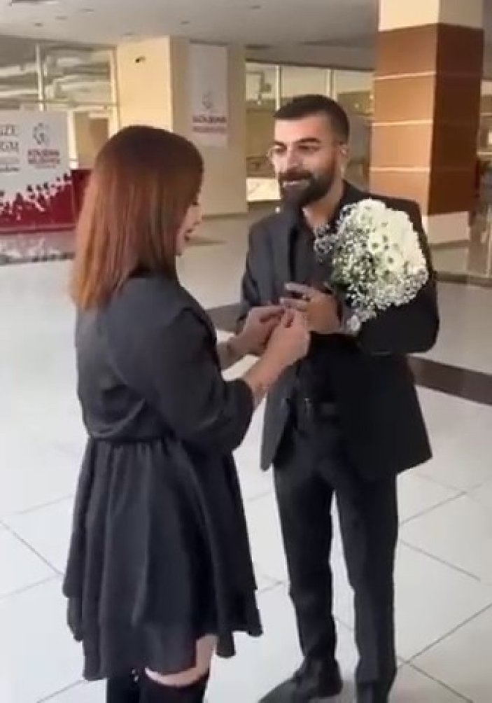 Ataşehir'deki genç kadın, erkek arkadaşına evlenme teklifi etti