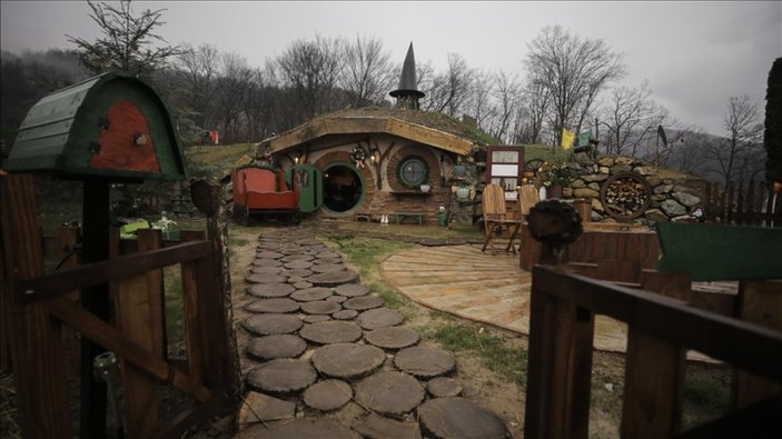 Bosnalı kız kardeşler farklı dekore ettikleri hobbit evler inşa ediyor