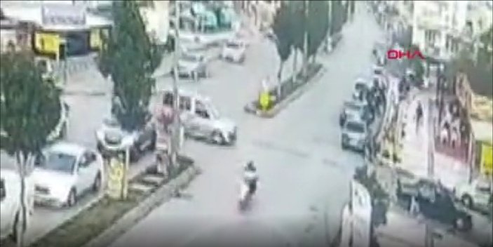 Antalya’da, ticari araçla çarpışan moto kurye takla attı