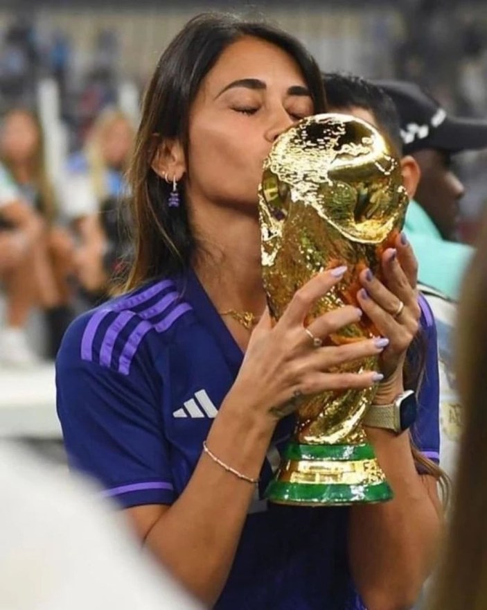 Kupayı öpücüklere boğdu! Messi'nin eşi Antonella Roccuzzo'nun şampiyonluk kareleri...
