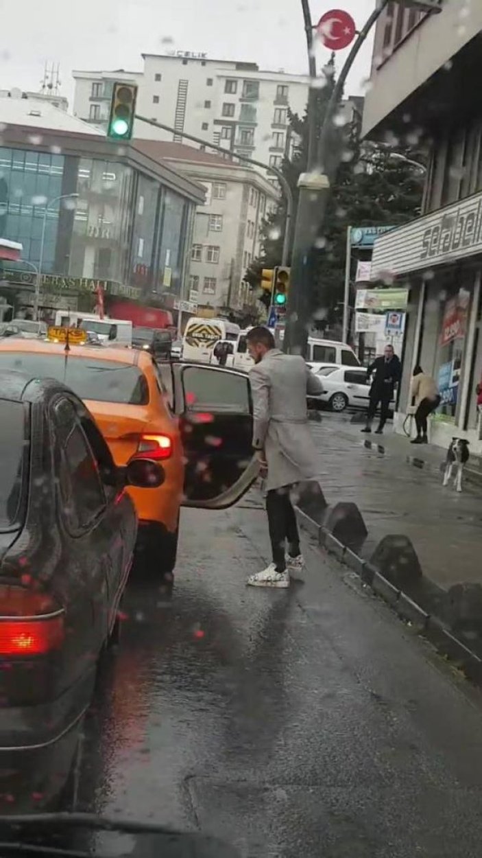 İstanbul'da müşteri seçen taksici görüntülendi