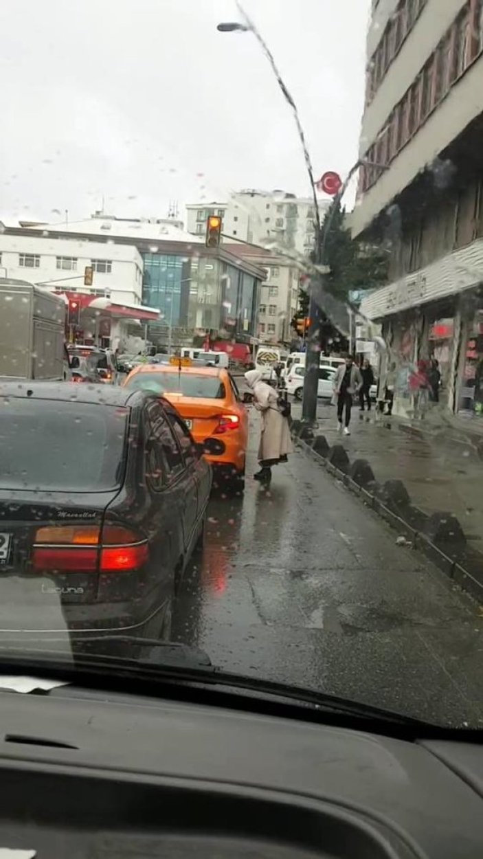 İstanbul'da müşteri seçen taksici görüntülendi