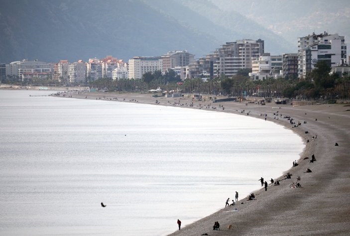 Antalya sahilleri aralık ayında da dolup taşıyor