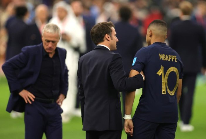Fransız futbolcuları teselli eden Macron ülkesinde dalga konusu oldu