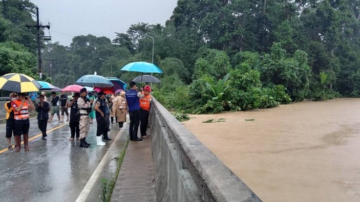 Tayland’ı muson vurdu: Köyler sular altında kaldı