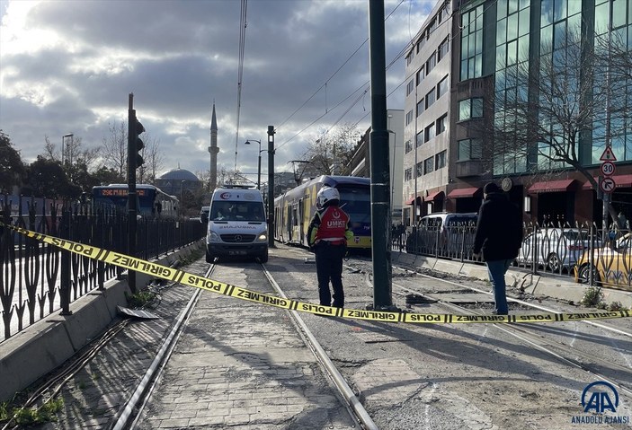 Kabataş'ta tramvay raydan çıktı: 4 yaralı