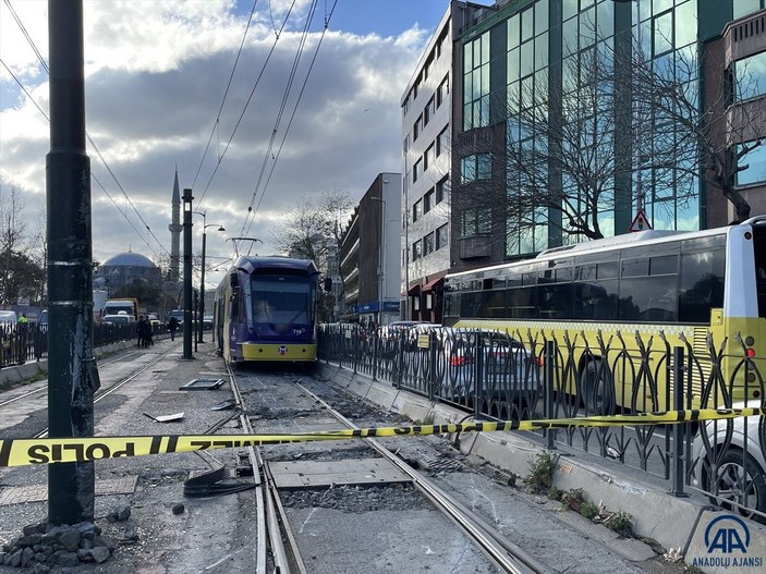 Kabataş'ta tramvay raydan çıktı: 4 yaralı