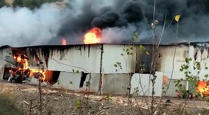 Amasya'da yangın çıkan fabrika küle döndü