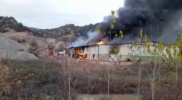 Amasya'da yangın çıkan fabrika küle döndü