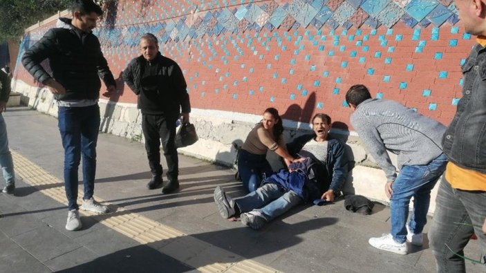Antalya'da bıçaklanan adama genç kadın yardım etti