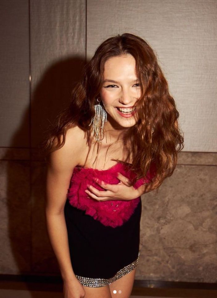 Külotlu çorabıyla sere serpe poz verdi! Gelsin Hayat Bildiği Gibi'nin Gizem'i Nilsu Berfin Aktaş'tan cesur poz